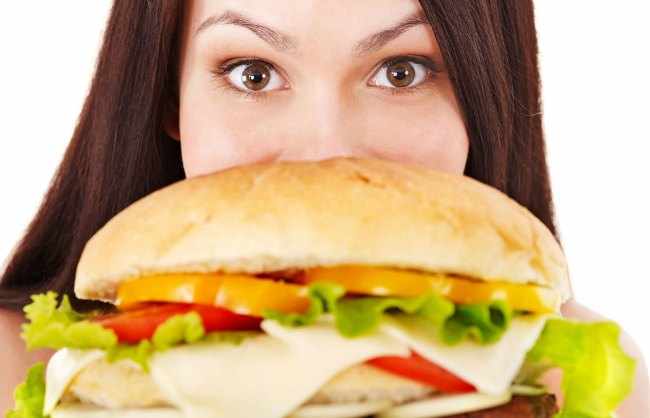 5 trucos para evitar comer en exceso