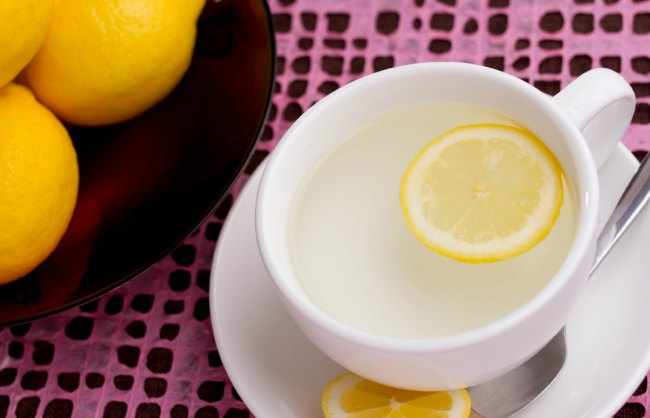 Los beneficios del agua tibia con limon